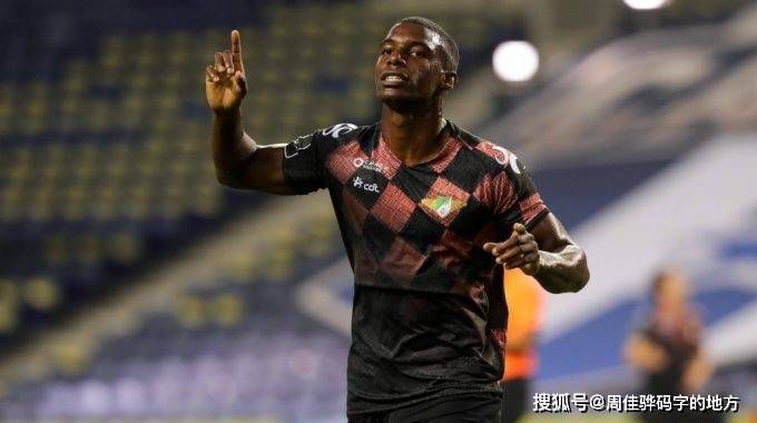 五月和May与豆豆龙、猫巴士的奇遇使整个作品充满了魔幻主义浪漫色彩。